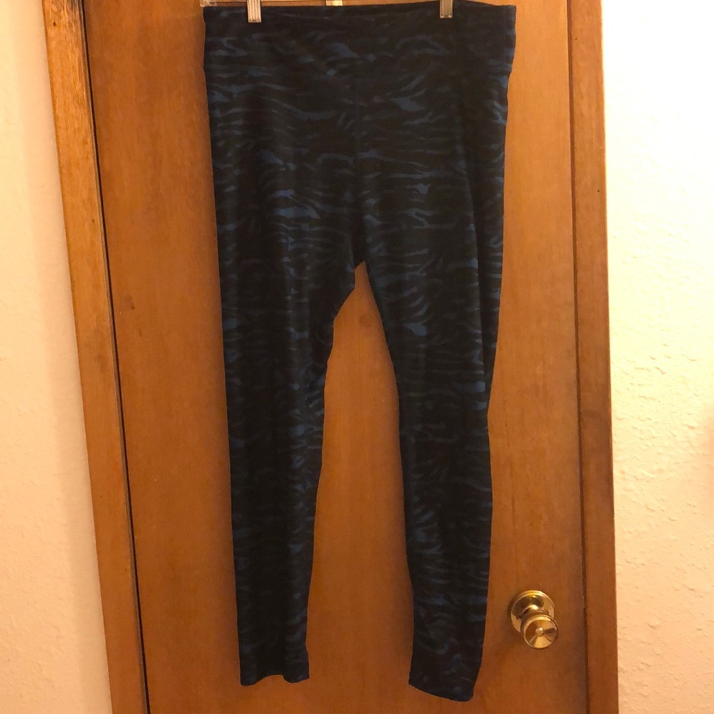 Fabletics size L camo leggings